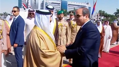 الرئيس السيسي يودّع عاهل البحرين بمطار القاهرة الدولي 