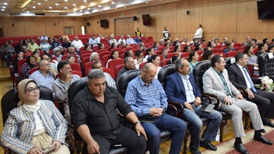 محافظ بورسعيد يلتقي الأخوة المسيحيين العاملين بالديوان العام والأحياءويهنئهم بعيد القيامة المجيد 