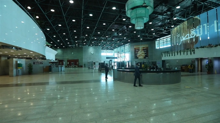 صور| وزير الطيران المدنى يتفقد مشروعات التطوير بمطار الأقصر