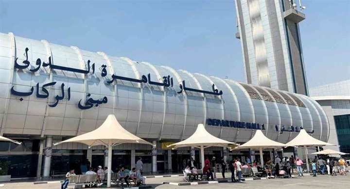 إحباط تهريب كميات من الشيش الإليكترونية والهواتف المحمول بمطار القاهرة 