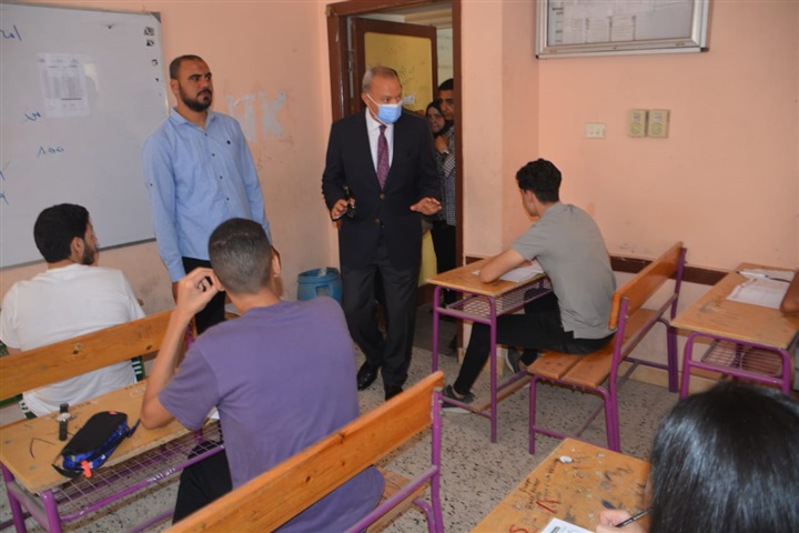 محافظ القليوبية يتفقد لجان إمتحانات الثانوية العامة في بنها وطوخ (صور) 