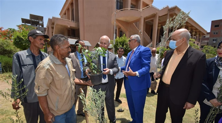 رئيس جامعة بنها يدشن مبادرة «هنجملها» لزراعة الأشجار المثمرة (صور) 