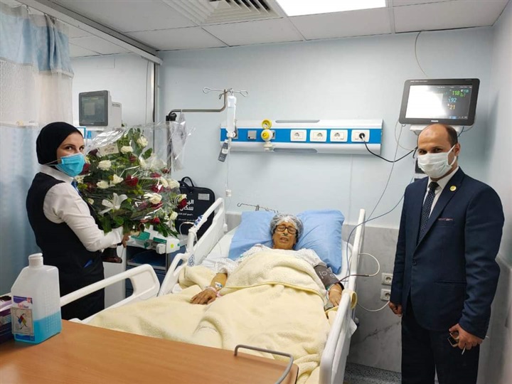 الفريق عباس حلمي يرسل باقات ورد للمرضى بمستشفى مصر للطيران 