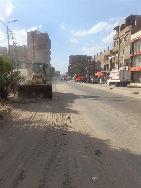 صور| بدء أعمال رصف طريق «أبو الغيط - الحادثه» في القليوبية