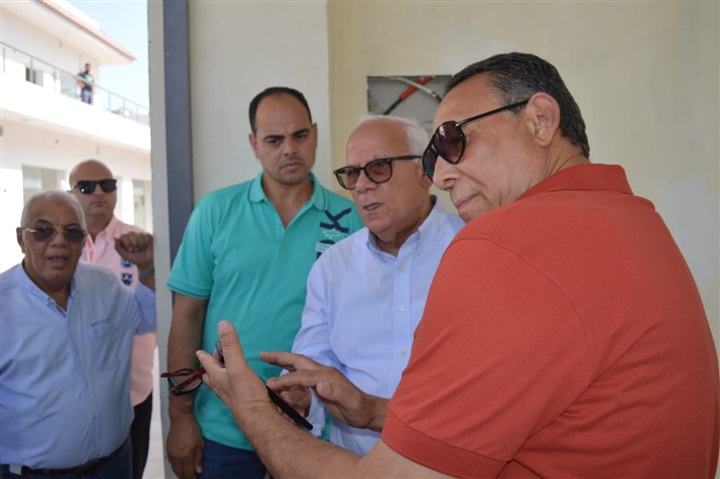 محافظ بورسعيد يتفقد الاستعدادات النهائية لافتتاح مول الملابس المستعملة(صور)