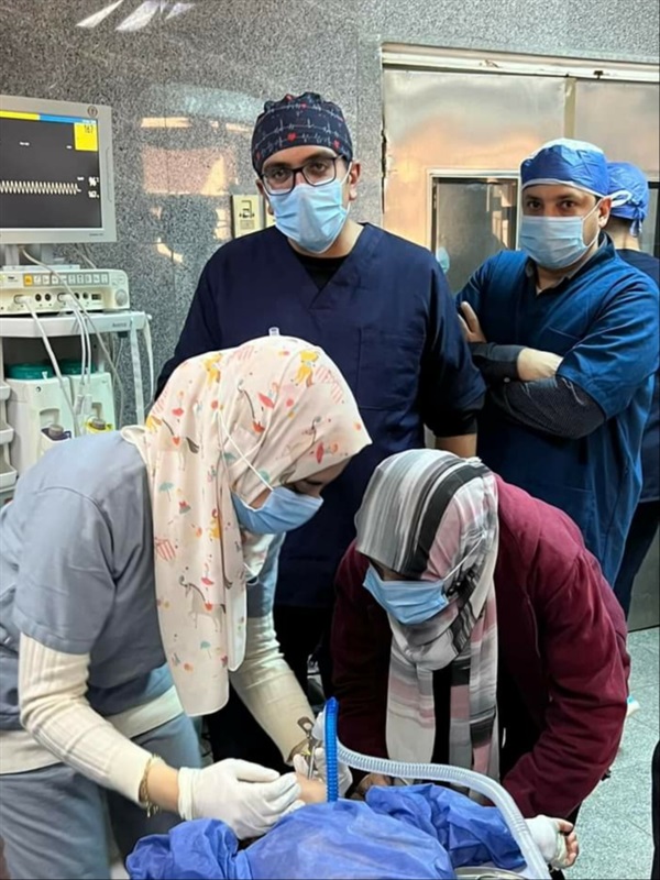 إنقاذ حياة طفلين ابتلعا «قطعة سلسلة وحبة لب خشابي» بـمستشفي بنها الجامعي (صور) 