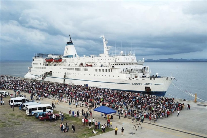 ميناء بورسعيد السياحي يستعد لاستقبال سفينة الأمل "لوجوس هوب"المكتبة العائمة