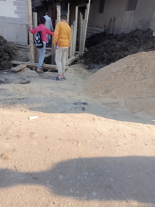 إصابة عامل سقط في حفرة صرف صحي ببنها (صور) 