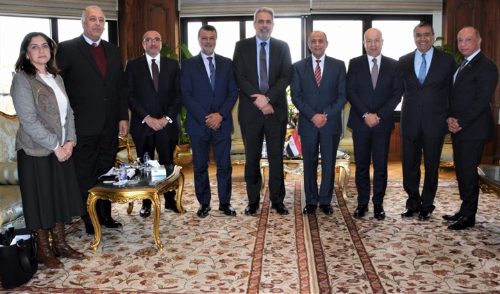 وزير الطيران يلتقي نائب رئيس الأياتا للشرق الأوسط وإفريقيا لتعزيز التعاون 