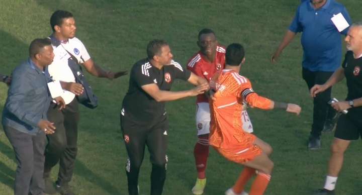 تفاصيل خناقة محمد الشناوي مع الجهاز الفني بعد مباراة «الأهلي والهلال»