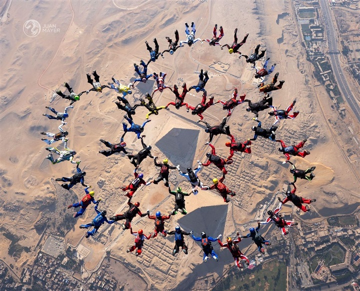  انطلاق الحدث الرياضى للقفز بالمظلات في منطقة أهرامات الجيزة