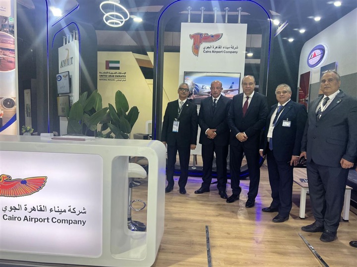 الحفني ومناع يتفقدان جميع أجنحة وزارة الطيران المدني عقب افتتاح معرض مصر للطيران والفضاء 