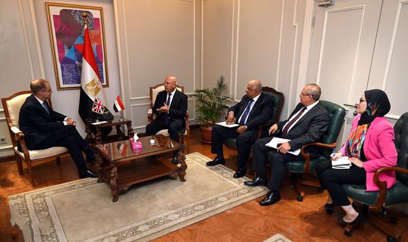 وزير النقل والصناعة يلتقي السفير البريطني بالقاهرة لبحث فرص التعاون المستقبلي