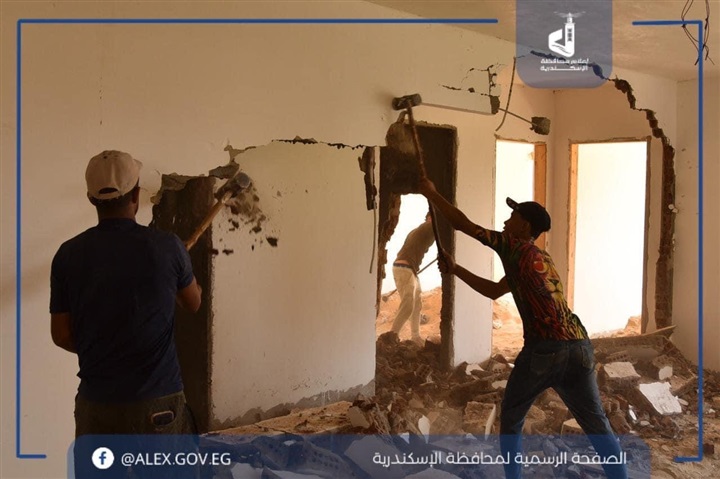 إزالة عقارات مخالفة بشارعي سيبويه وقطب الدين في الإسكندرية 