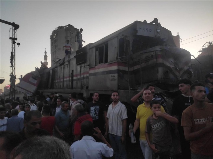 تصادم قطارين بالزقازيق والدفع بعربات إسعاف لموقع الحادث 