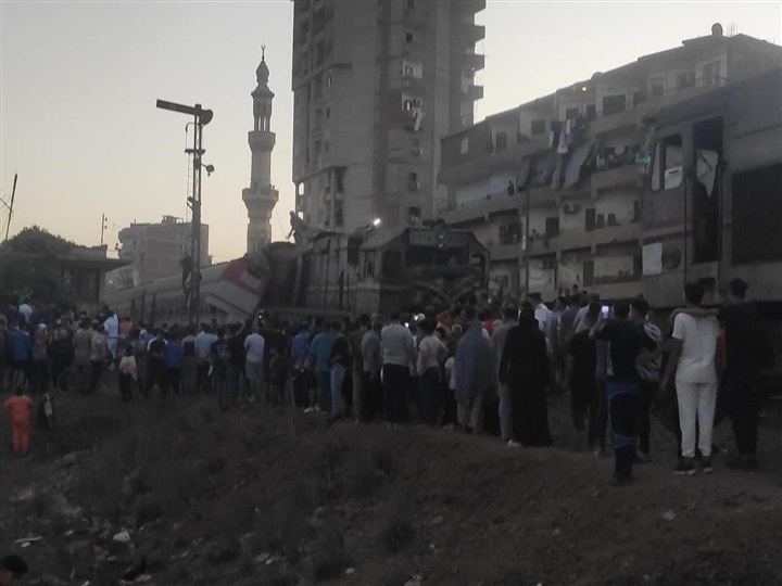 تصادم قطارين بالزقازيق والدفع بعربات إسعاف لموقع الحادث 
