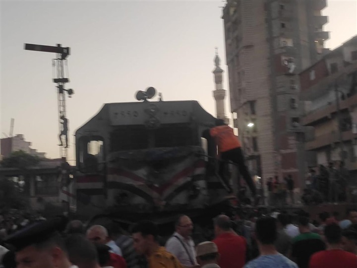 تصادم قطارين بالزقازيق والدفع بعربات إسعاف لموقع الحادث 