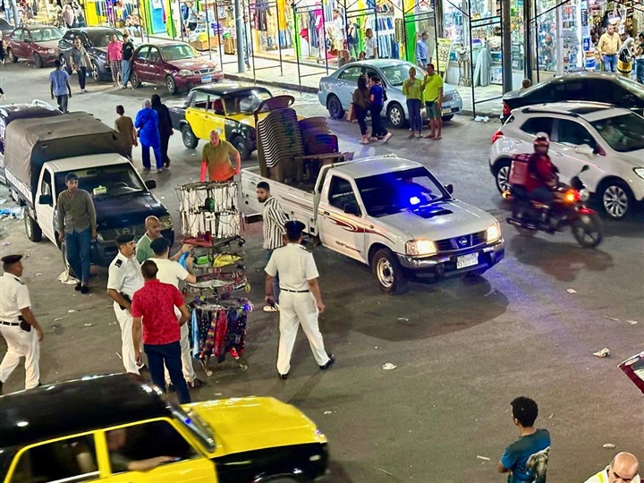 من الصباح حتي منتصف الليل.. شرطة مرافق الإسكندرية في الشارع للسيطرة علي المخالفات ورفع الإشغالات 