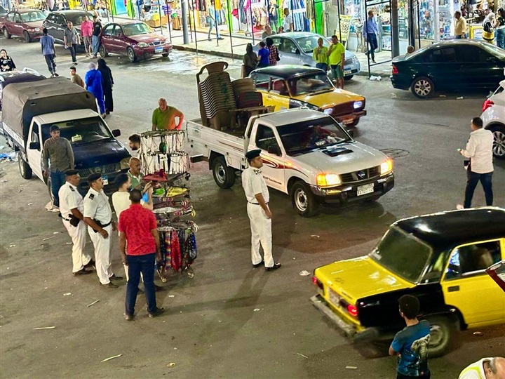 من الصباح حتي منتصف الليل.. شرطة مرافق الإسكندرية في الشارع للسيطرة علي المخالفات ورفع الإشغالات 