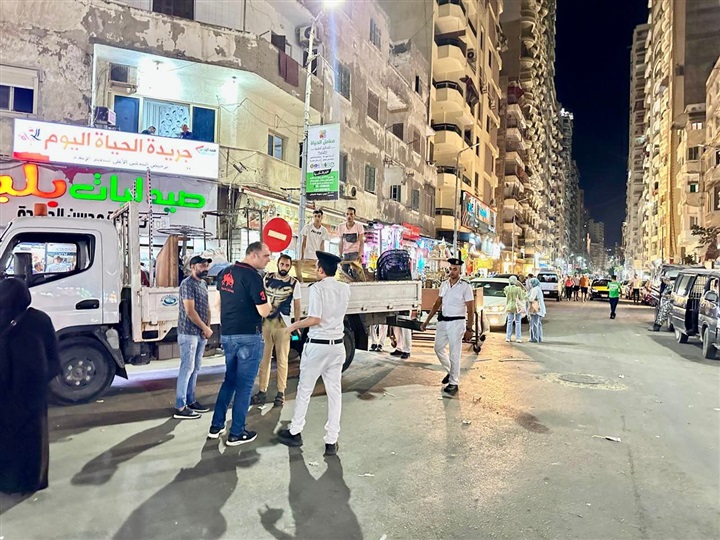 من الصباح حتي منتصف الليل.. شرطة مرافق الإسكندرية في الشارع للسيطرة علي المخالفات ورفع الإشغالات 
