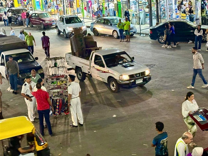 من الصباح حتي منتصف الليل.. شرطة مرافق الإسكندرية في الشارع للسيطرة علي المخالفات ورفع الإشغالات 