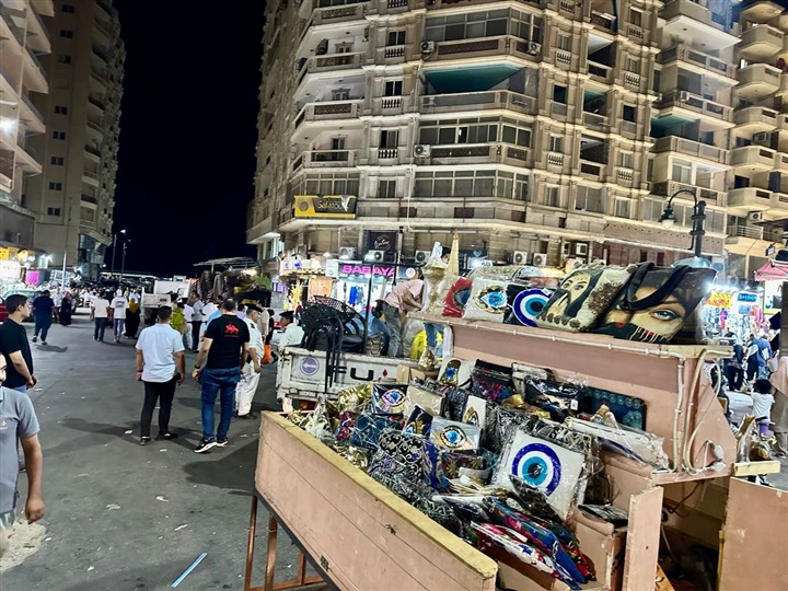 من الصباح حتي منتصف الليل.. شرطة مرافق الإسكندرية في الشارع للسيطرة علي المخالفات ورفع الإشغالات 