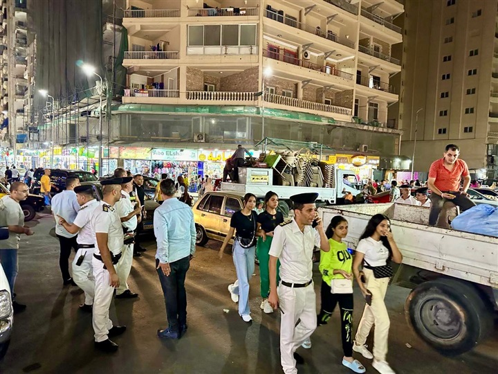 من الصباح حتي منتصف الليل.. شرطة مرافق الإسكندرية في الشارع للسيطرة علي المخالفات ورفع الإشغالات 