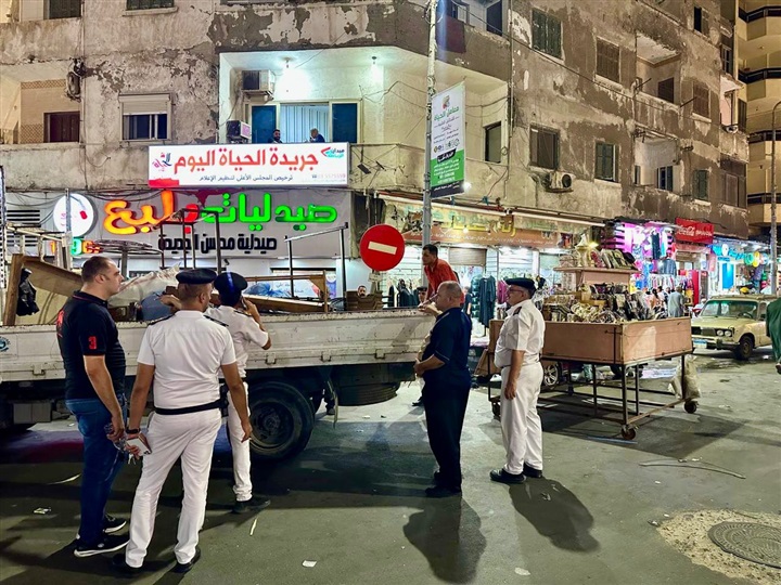 من الصباح حتي منتصف الليل.. شرطة مرافق الإسكندرية في الشارع للسيطرة علي المخالفات ورفع الإشغالات 