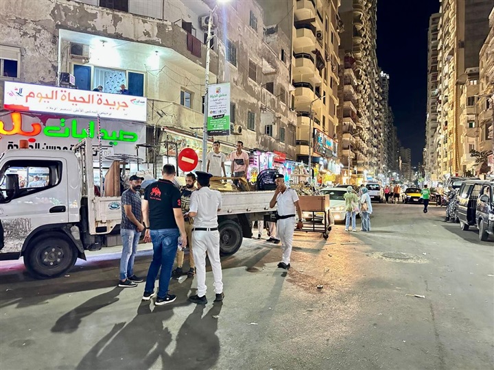 من الصباح حتي منتصف الليل.. شرطة مرافق الإسكندرية في الشارع للسيطرة علي المخالفات ورفع الإشغالات 