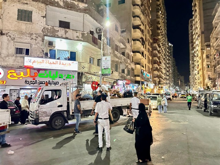 من الصباح حتي منتصف الليل.. شرطة مرافق الإسكندرية في الشارع للسيطرة علي المخالفات ورفع الإشغالات 