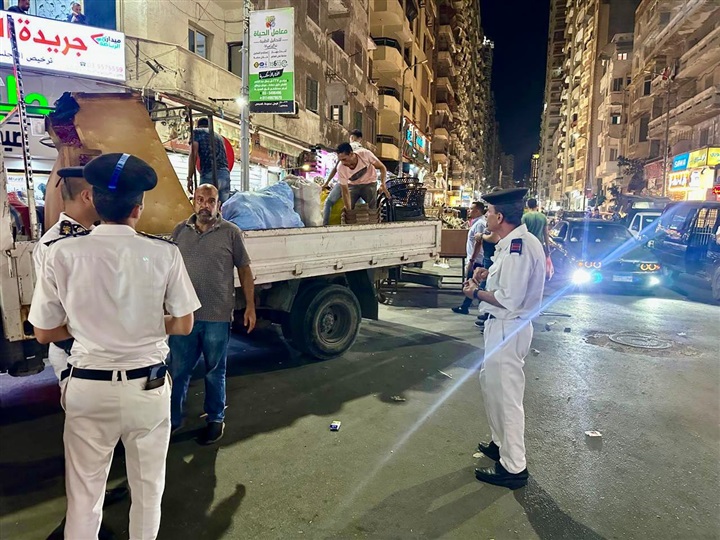 من الصباح حتي منتصف الليل.. شرطة مرافق الإسكندرية في الشارع للسيطرة علي المخالفات ورفع الإشغالات 