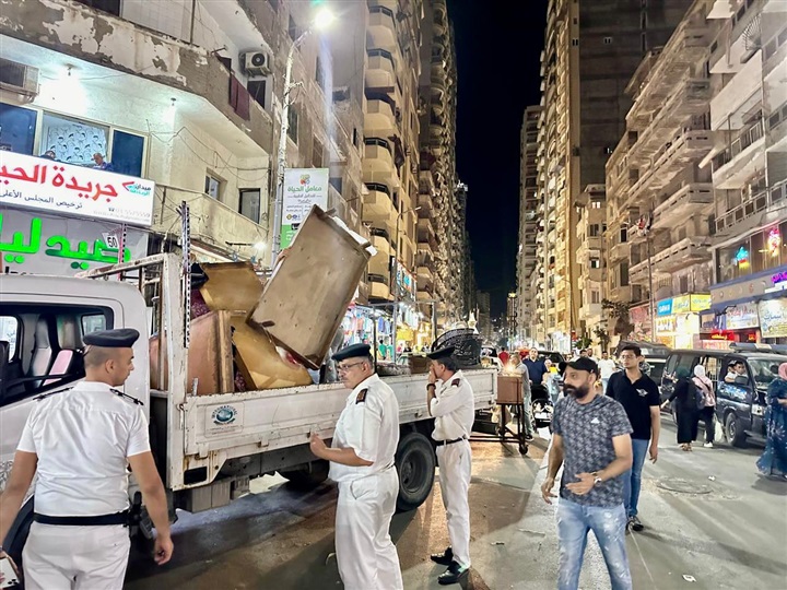 من الصباح حتي منتصف الليل.. شرطة مرافق الإسكندرية في الشارع للسيطرة علي المخالفات ورفع الإشغالات 