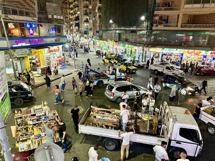 من الصباح حتي منتصف الليل.. شرطة مرافق الإسكندرية في الشارع للسيطرة علي المخالفات ورفع الإشغالات 