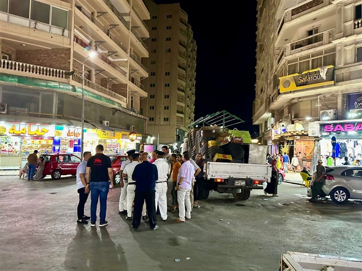 من الصباح حتي منتصف الليل.. شرطة مرافق الإسكندرية في الشارع للسيطرة علي المخالفات ورفع الإشغالات 