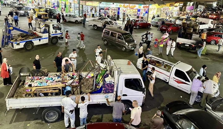من الصباح حتي منتصف الليل.. شرطة مرافق الإسكندرية في الشارع للسيطرة علي المخالفات ورفع الإشغالات 