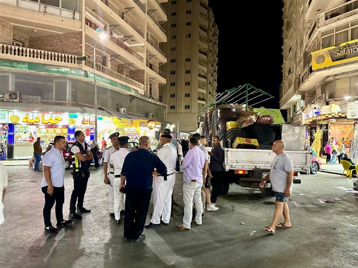 من الصباح حتي منتصف الليل.. شرطة مرافق الإسكندرية في الشارع للسيطرة علي المخالفات ورفع الإشغالات 