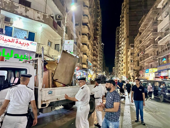 من الصباح حتي منتصف الليل.. شرطة مرافق الإسكندرية في الشارع للسيطرة علي المخالفات ورفع الإشغالات 