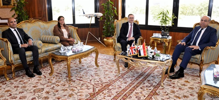 وزير الطيران المدني والسفير البريطاني يناقشان مستقبل التعاون المشترك في صناعة النقل الجوي