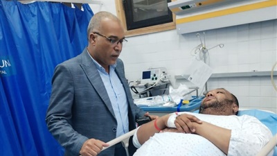 رئيس نقابة البترول يتابع الحالة الصحية لمصابي حادث البارجة في مستشفى الجونة  