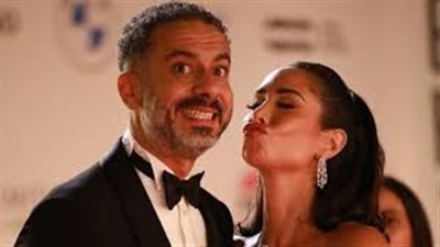 قبلة بسنت شوقى لمحمد فراج فى افتتاح مهرجان الجونة تلفت الأنظار 