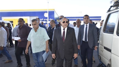  محذرا السائقين.. محافظ بورسعيد يعتمد تعريفة الركوب بعد تحريك الأسعار 