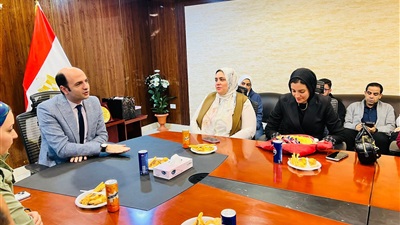 مدير الرعاية الصحية ببورسعيد يكرم طبيبة تقديرا للجهود المتميزة 