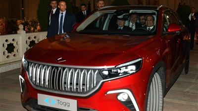 السيسي يقود سيارة كهربائية أهداها له أردوغان من الاتحادية إلى الماسة (صور) 