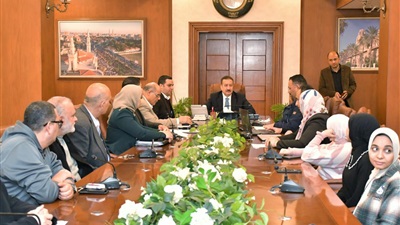 محافظ بورسعيد يستعرض الهيكل التنظيمي لإدارات التسكين والتحول الرقمي بالمحافظة 