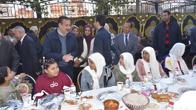 محافظ بورسعيد يشارك الأطفال الأيتام والمسنين والسيدات المُسنات الإفطار الرمضاني  