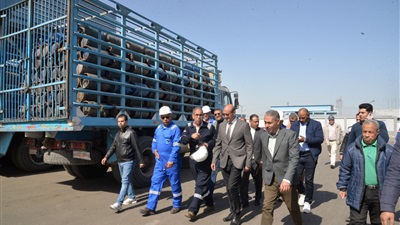 محافظ أسيوط يفاجئ مصنع البوتاجاز بعد شكاوى المواطنين ويؤكد: الأسطوانات مطابقة للمواصفات  