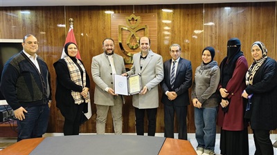 مدير عام الرعاية الصحية ببورسعيد يكرم موظف بالفرع انقذ فتاة من الغرق 