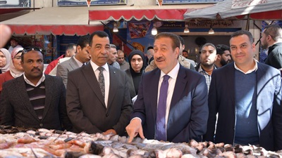 محافظ بورسعيد يتفقد منطقة الأسواق والجراج المتعدد الطوابق 