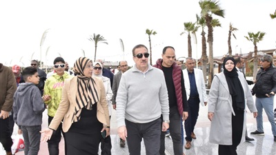 محافظ بورسعيد يتفقد كورنيش وشاطئ لمتابعة مستوى الخدمات وتوفير أجواء مناسبة للمواطنين خلال العيد 