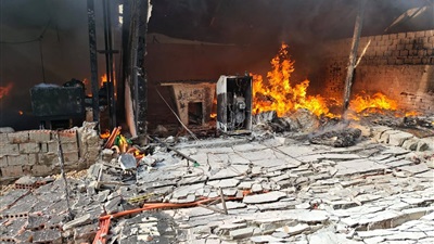 بعد إخماد الحريق دون خسائر.. رئيس مدينة كرداسة يتفقد موقع اشتعال تريلا داخل شركة شحن  